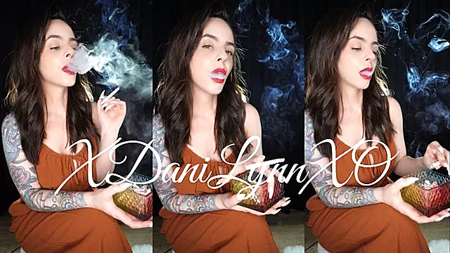 Jolie Brunette, Brune Tatouee, Cigarette Fétiche, Brune Retro, Bouche Ouverte, Ongles Longs