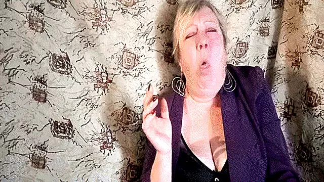 Fetish Smokinf, Smocker Cough, Moltoanziane Fumatrici