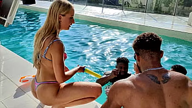 Blond Stor Svart Kuk, Små Bröst Bbc, Stor Kuk, Blondiner Med Svarta, Black Hot, Publik Gruppknull