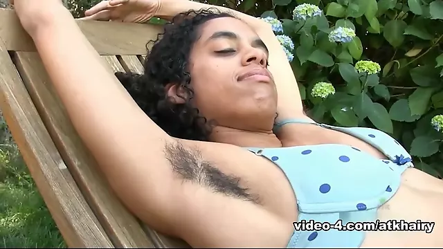 Femme Noir En Solo, Black Plein Air, Femme Solo, Poilue Solo, Poilue Masturbations Extérieur