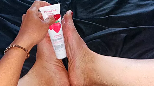 Practicing to give massages with the pronounced arches of the feet (7)