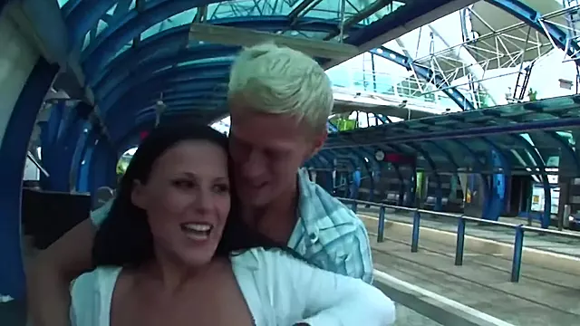 Kehlenfick Mit Anal, Brünette Anal, Spass Am Arschfickn, Grosser Naturbusen Draussen, Euter