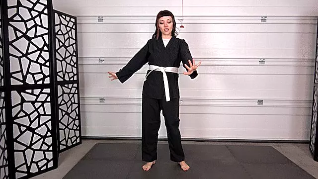 ROXI'S STRONG KARATE HANDS (4K)