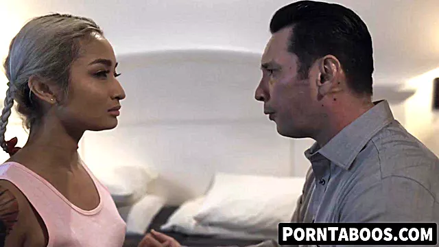 Asian Gammel Mann, Svart Tenåring, Blond Tenåring, Sæd I Fitta, Vil Ikke Ha Sex, Begge Liker