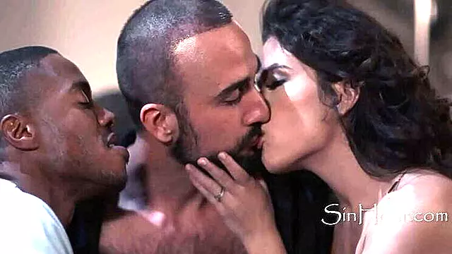 Marido Bissexual E Esposa, Esposa Bi, Casal Bi, Marido Bi, Trio Bisexuais, Casal Se Beijando