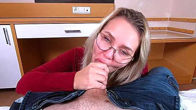 Riesige Brüste Amateur, Blonde Amateur Mit Brille, Blondine Im Hotel, Kondom Blowjob, Strümpfe Blowjob