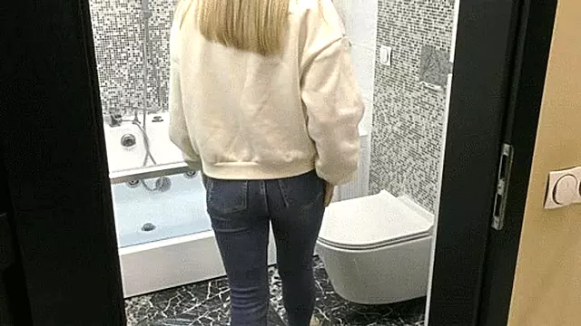 Before going shopping, I really need to go to the toilet MP4 FULL HD 1080p