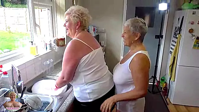 Amatør Bestemor, Amatør Lesbiske, Amatør Strap On, Par Lesbisk, Farmor Strapon, Bestemor Pupper