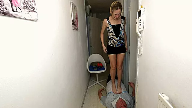 Dominazione Femminile, Tacchi, Trampling Tacchi, La Signora Se Fa Le