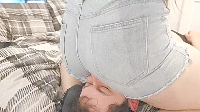 Goddess Lexi: Jeanshorts facesitting