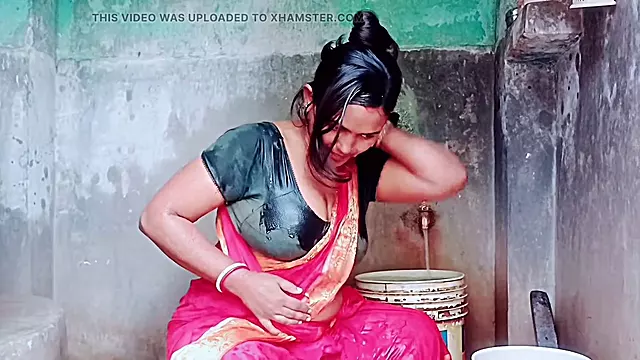 Hot Indian aunty gets down in the taxi