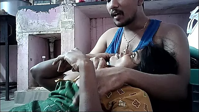 Indian House Wife Big Boobs Showing And Kiss