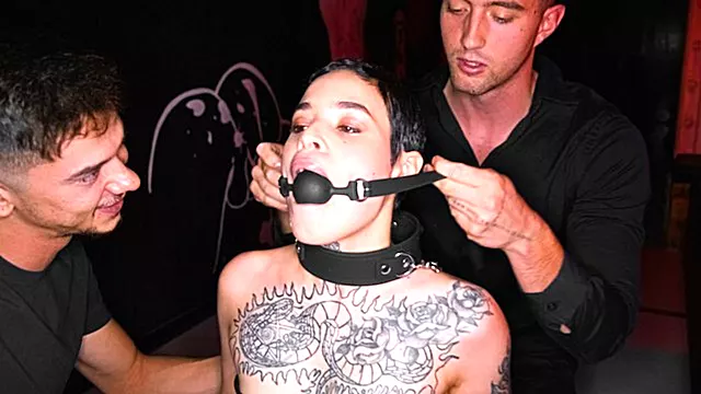 Ejaculări Femei În Trei, Orgasme Bondage, Brunete, Bruneta Are Orgasm, Finalizare Pe Femeie