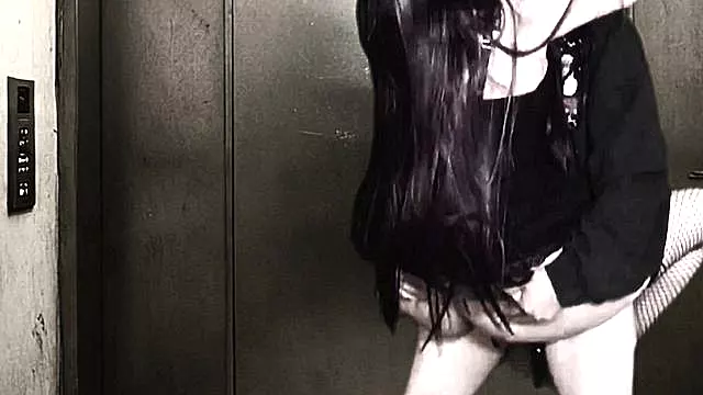 Wtf! Girl In Skirt And Fishnet Stockings Fucking And Gets A Creampie In The Elevator!