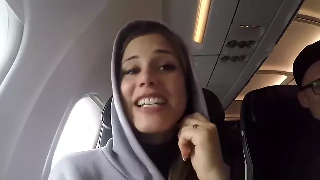 Czeszka Duze Cycki, Duże Cycki Głębokie Gardło, Duże Cycki Publiczne, Publiczne Brunetki