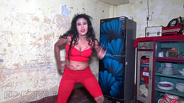 Deshi bhabi heats up the room with a stunning dance performance