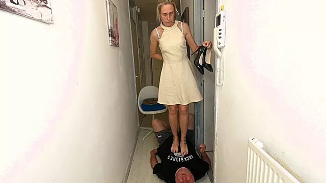 Pies Desnudos, Trampling Descalza, Pies De Mujeres, Pies Y Tacones, Tacones, Trampling Con Tacones