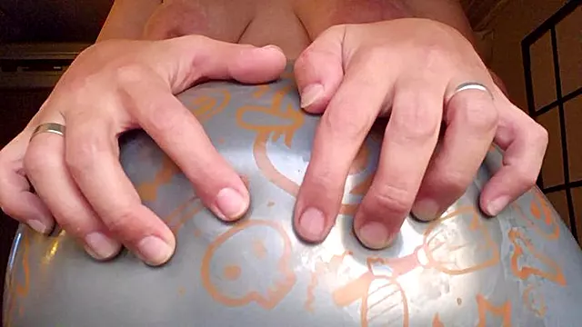 Tease and pop oxydized Halloween balloon - Bunny Looner [LOWRES]