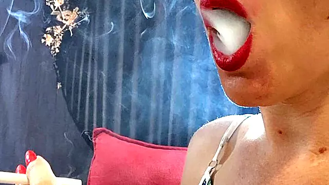 Vintage Francais, Extrême Close Up, Française Extrême, Française Fétichisme, Nose Fétish, Fétiche Smoking
