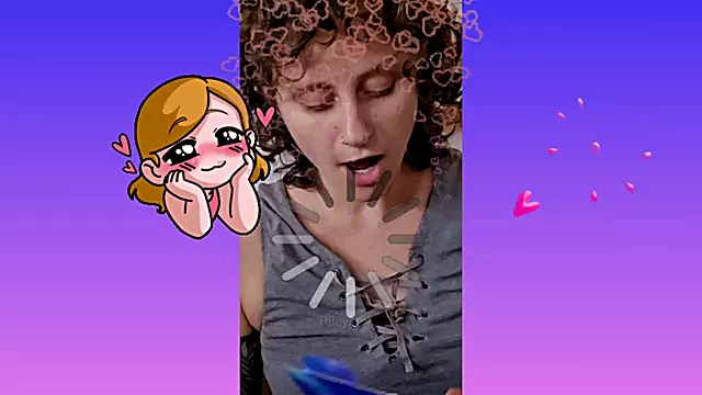 Rileysmits reveals her big dildo in a faux-cock unboxing