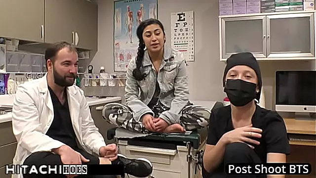 Barberede Ebony, Sperm P Sm Bryster, Sort Håret, Røde Fisse Hår, Brede Hofter, Læge Handsker