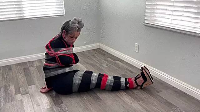 Gefesselt Gagged, Gefesselt In High Heels, Milf Gefesselt, Klebeband Gefesselt, Damenbinde