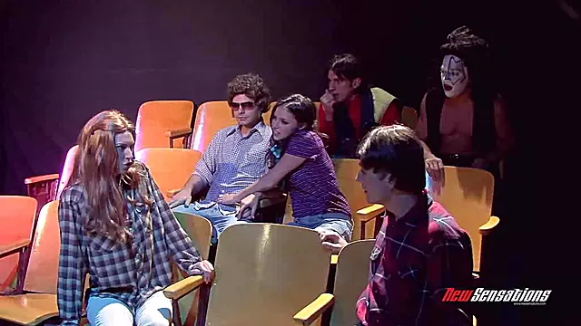 Prijateljca, Otima Se, U Dnevnom Boravku, Izbliza, Stari