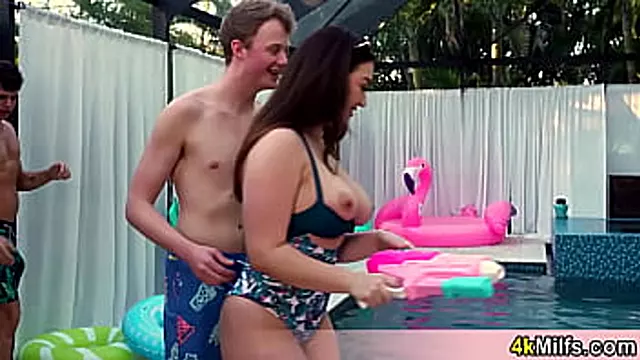 Nagy Mell, Nagy Mell A Medencenel, Big Tit Orgazmus, Nagy Mellű Mostoha Anya, Nem Akar Baszni