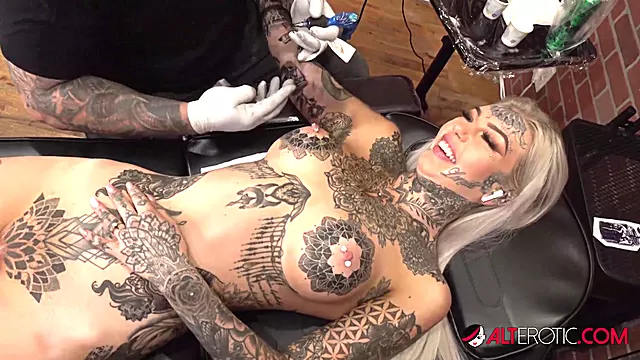 Alt girl's pussy is masturbated during tattoo session