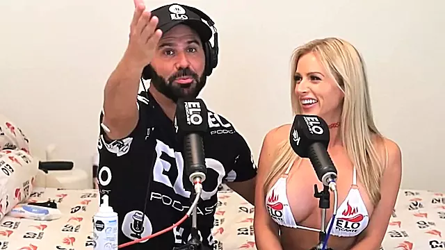 La rubia hermosa se trago toda la cremita