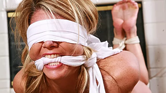 Svinebundet, Tied Man Milf, Kvinder Bundet, Bundne Kvinder, Sød Kvinde, Milf Fødder, Milf Domina