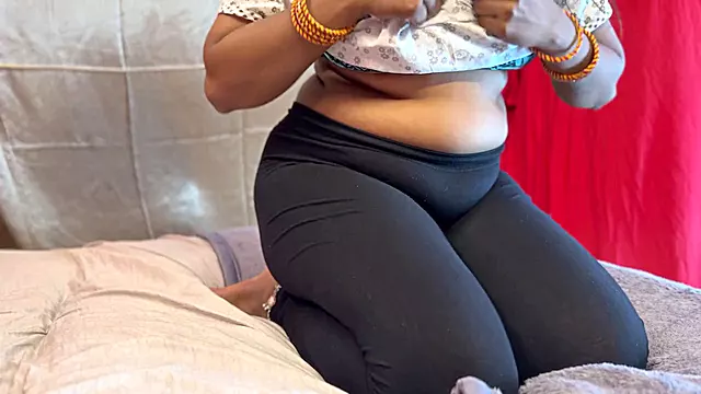 Mischievous Indian wifey Mehak Bhabiii goes to her husband's buddy's place for some fun