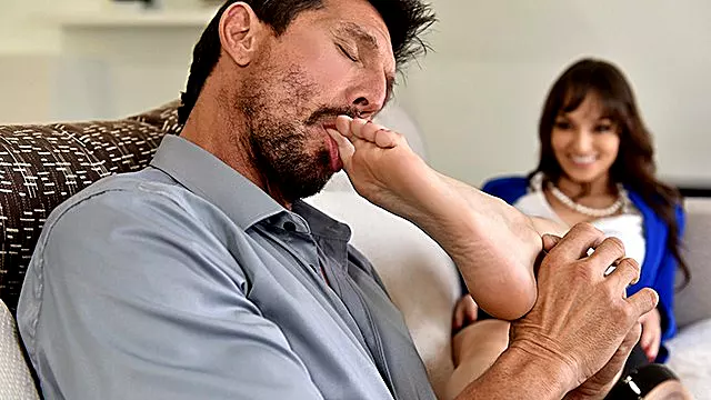 Iri Penis Sakso, Esmer, Esmer Doktor, Doktor, Ayak Milf, Porno Foot Job Fetiş Sandeletli, Milf Ayak Işi