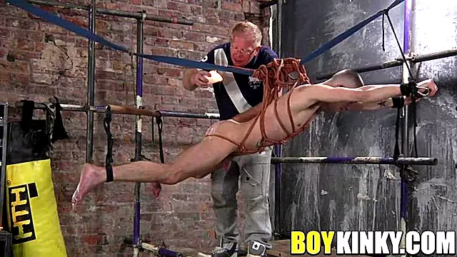 Patroa Bdsm Lesbian Anal, Boquete Gozando Na Boca, Chupando O Pau Gozado, Amarrada Dominada