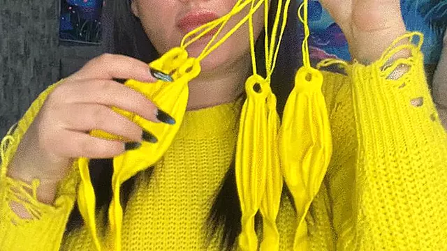 looner Val poping yellow punchballoons