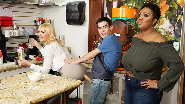 Blonde Seno Grande Succhia Il Cazzo, Sesso A Tre Con Bionda Tettona, Trio Milf Tettone