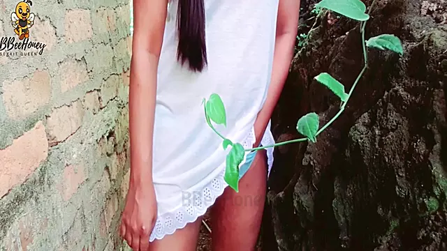 Sri Lankan Outdoor Pussy & Boobs Squeeze