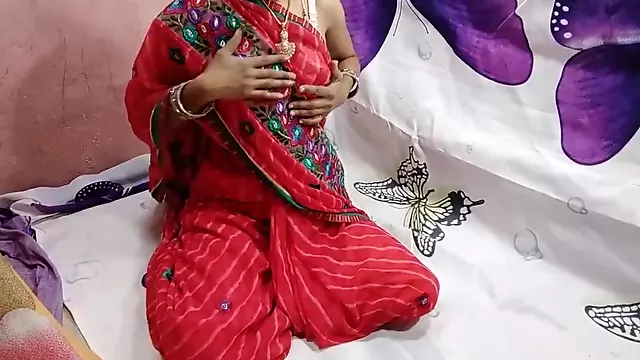 Hot Desi bhabi ke pati ke Bhai ne bhabi ko gher me Red saree me gand dehkh ker chudai ker dali