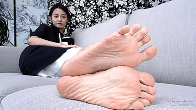 Beautiful Asian wife HH showcases her sexy 35EU little feet18 4K