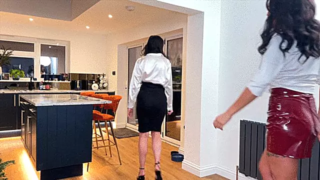 Scarlett Rose, Kitty Marie and Summer Fox in Who's the mole? MP4
