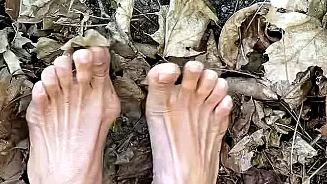 2 .Melove .Sexy Small Feet with No Nail Polish Outdoor