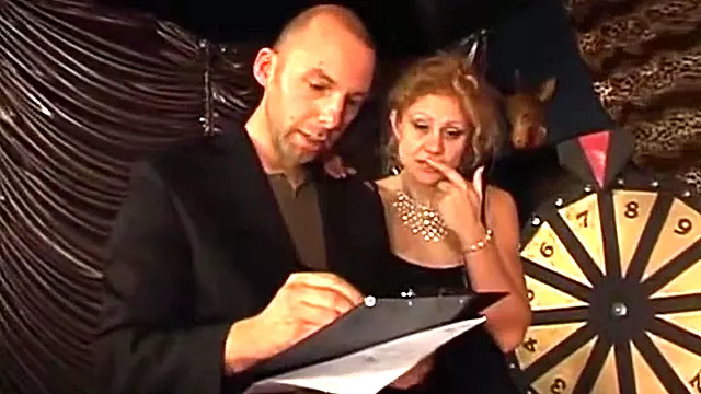 بلوند اماتور, گروهی آماتور, آماتور جوراب شلواری, بلوند جوراب ساق بلند, زن میانسال بلوند, ساک عمیق ته حلق گروهی