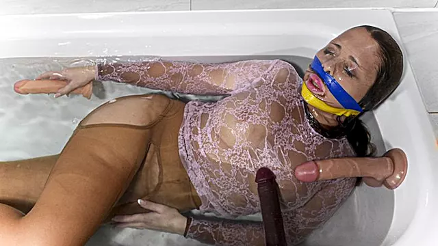 Dildo Im Bad, Gefesselt Dildo, Klebeband Gefesselt, Britisch Gefesselt, Brit Stockings, Dildoing And Suck