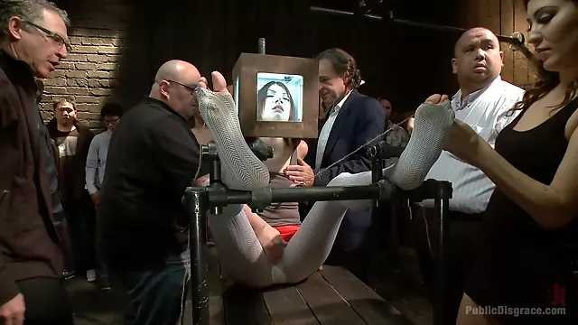 Veřejné Bdsm, Kurvy Na Veřejnosti