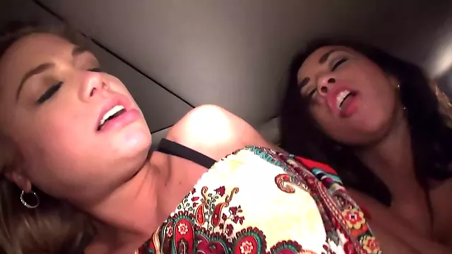 Obří Kozi Lesbicky, Péro, Trojka Výstřik, Nahá Prsa, Kozy, Výstřik Na Kozy, Lesby Trojka, Obří Žena