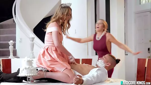 Hård Blowjob, Sutte Pik Under Bordet, Første Gang Mor, Milf, Sex Med Mor Hardcore, Hård Sex