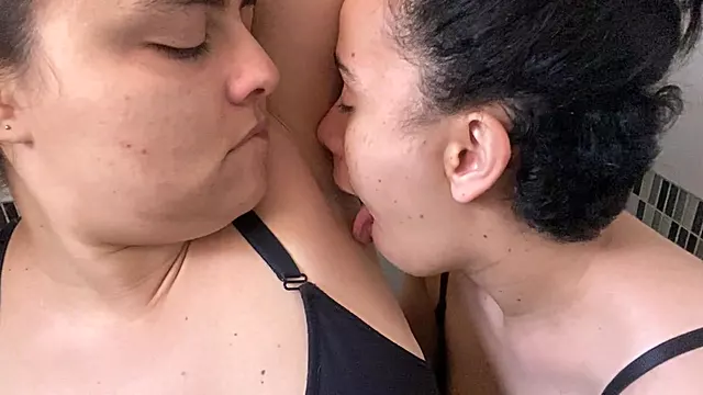 اماتور فتیش, لزبین اماتور, لسیدن زیر بغل لز, زیر بغل, فتیش پستون گنده, لز, لزبین ممه, لیسیدن فتیش