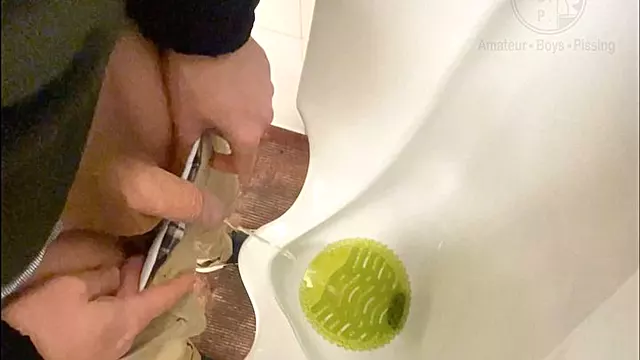 Erwischt Amateur, Amateur Schwanz, Amateur Pissen, Erwischt Pissen, Beim Pissen In Der Öffentlichkeit Erwischt