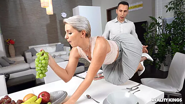 Vakker Blowjob, Vakker Fitte, Deepthroat Røff, Kort Hår, Hæler, Store Pupper, Fitte Slikking, Små