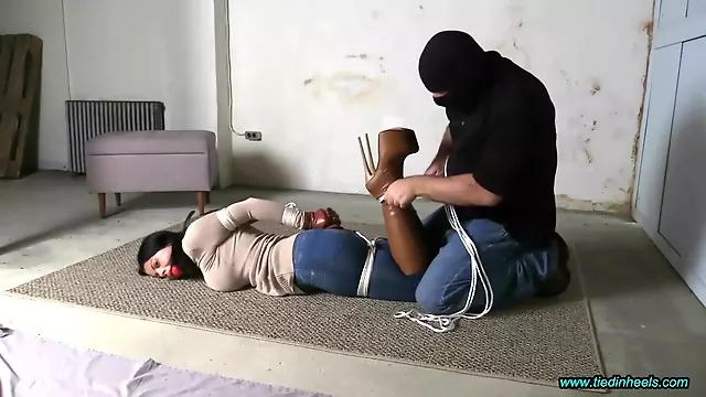 تنبیه بدنی, سفید پچه, کفش سفید, زنان میانسال سبزه, پستون تپل سفید, میلف سفید, زانو